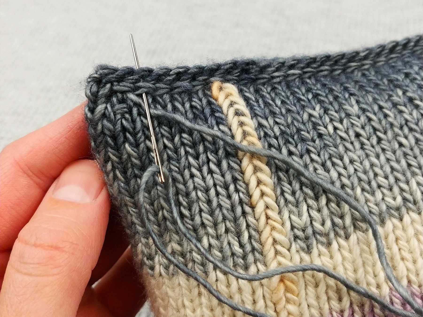 weaving in ends yarnsketch pillow