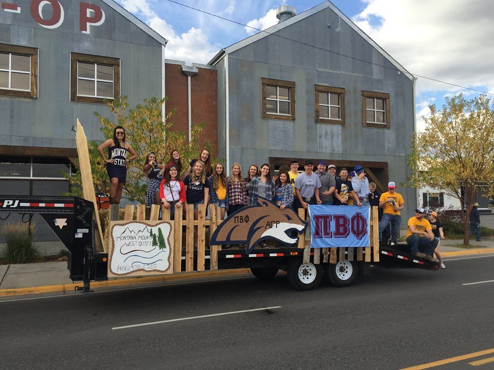Pi Beta Phi and Alpha Gamma Rho homecoming float