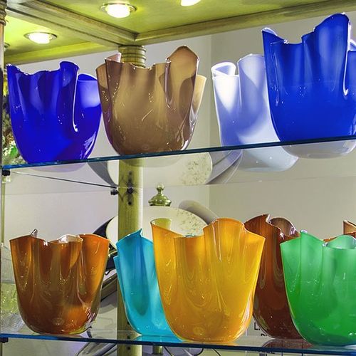 due mensole con dei vasi colorati sopra