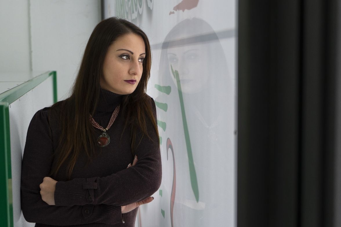 ragazza che guarda dalla finestra