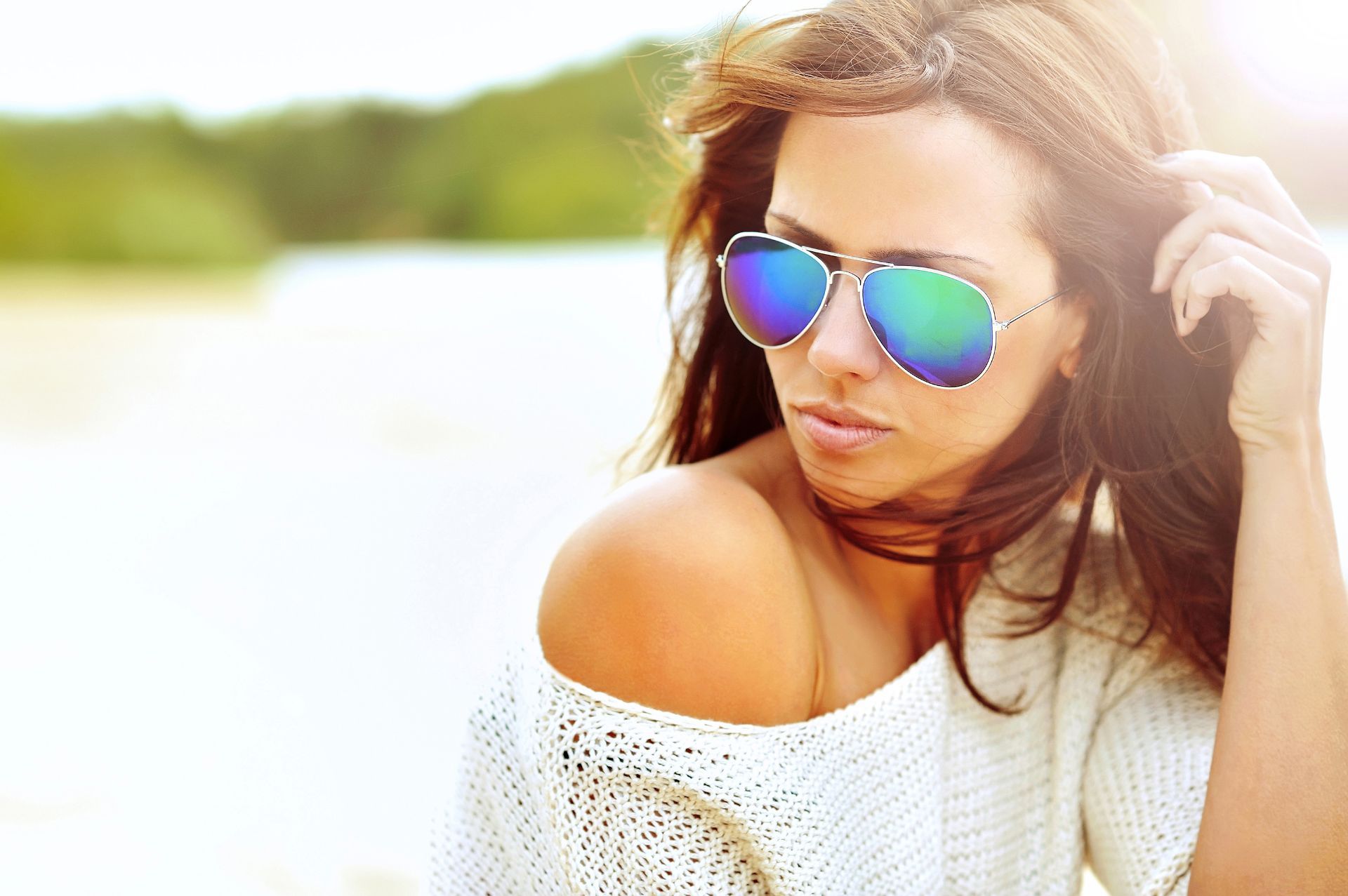 modella con occhiali da sole alla moda