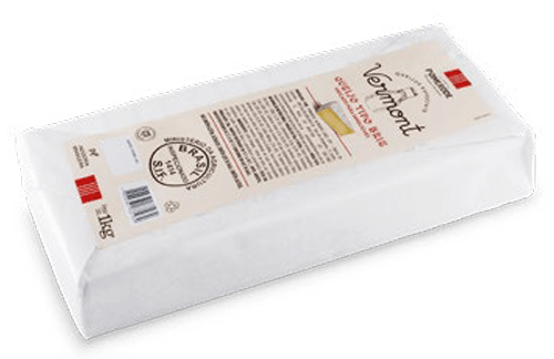 Um bloco de queijo com um rótulo está sobre uma superfície branca.