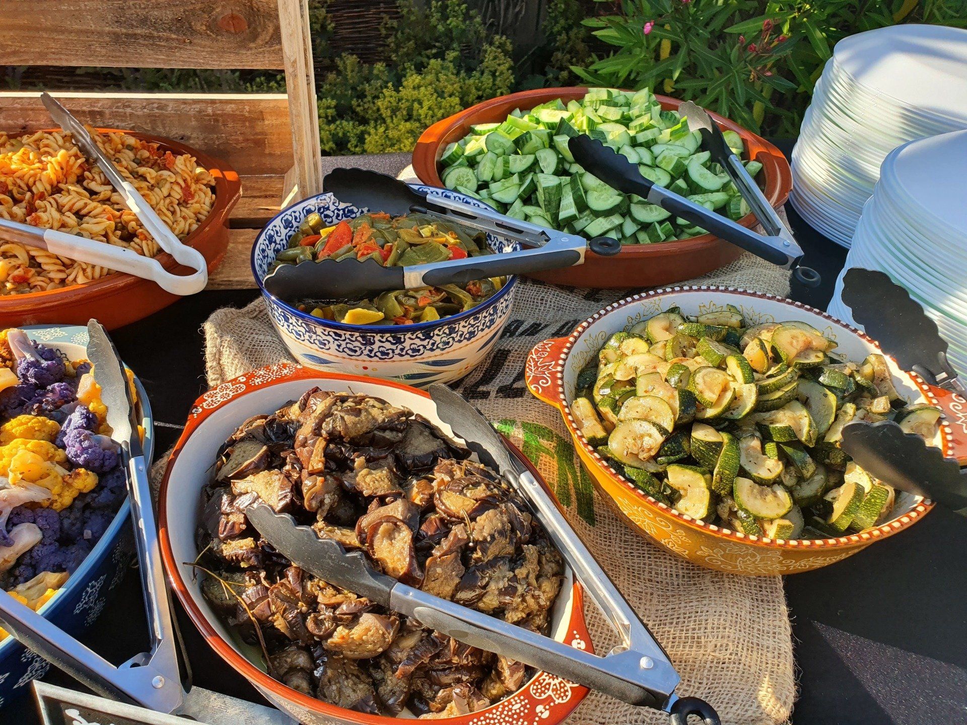 Buffettafel met diverse groenteschotels.