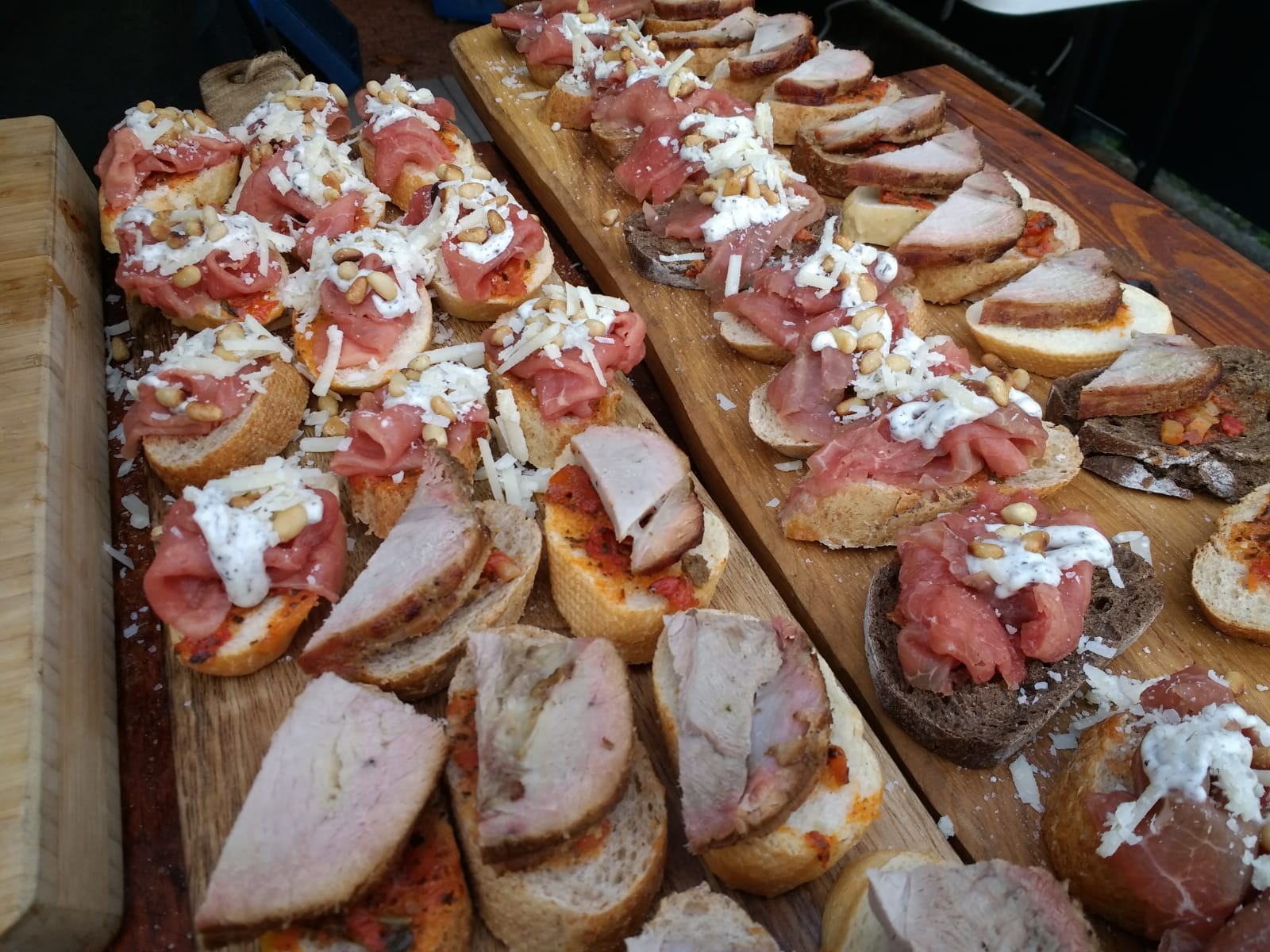 Crostini's met vitello tonnato en carpaccio.