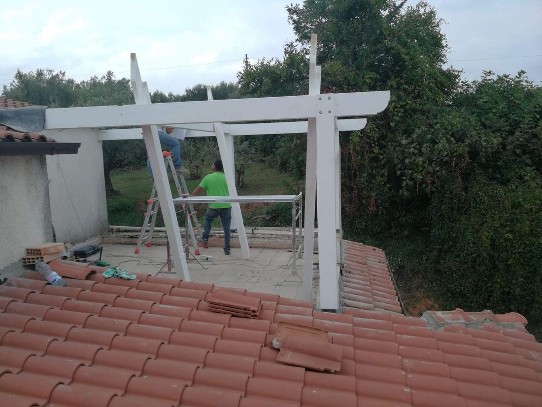 operai durante la realizzazione di una tettoia