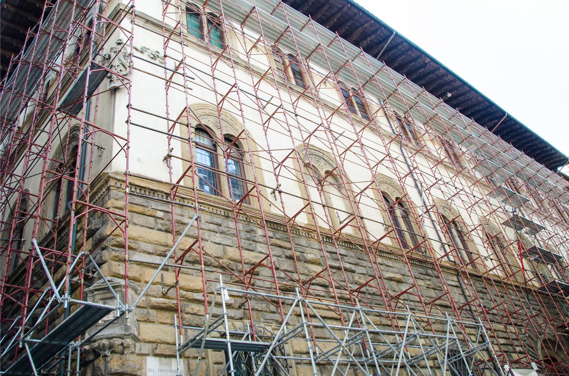 palazzo storico durante il rifacimento del prospetto