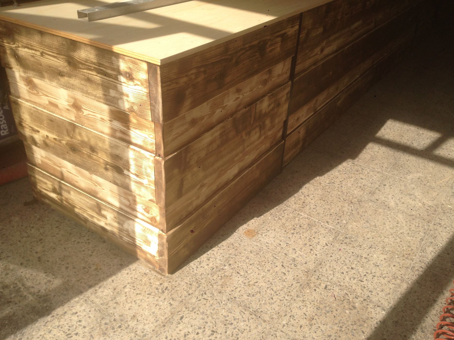 bancale in legno contenente arredo per attività commerciale