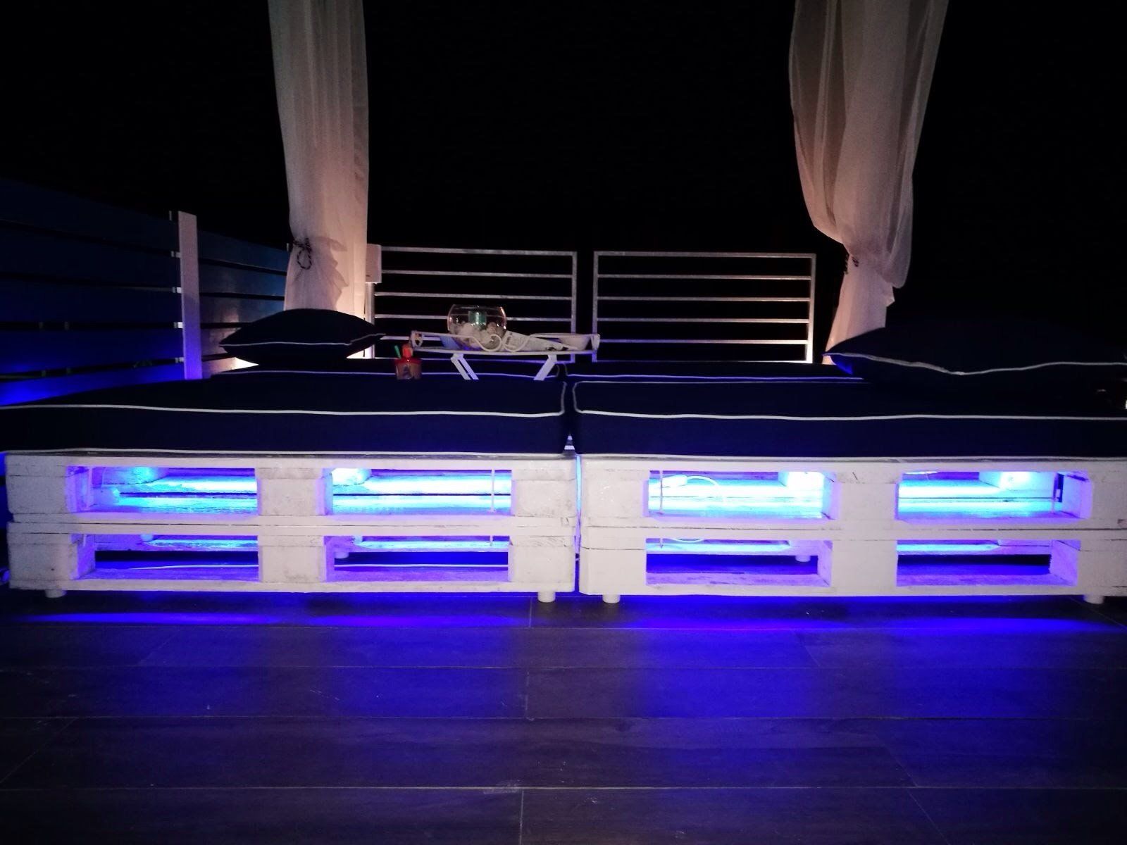 piscina in muratura illuminata con faretti