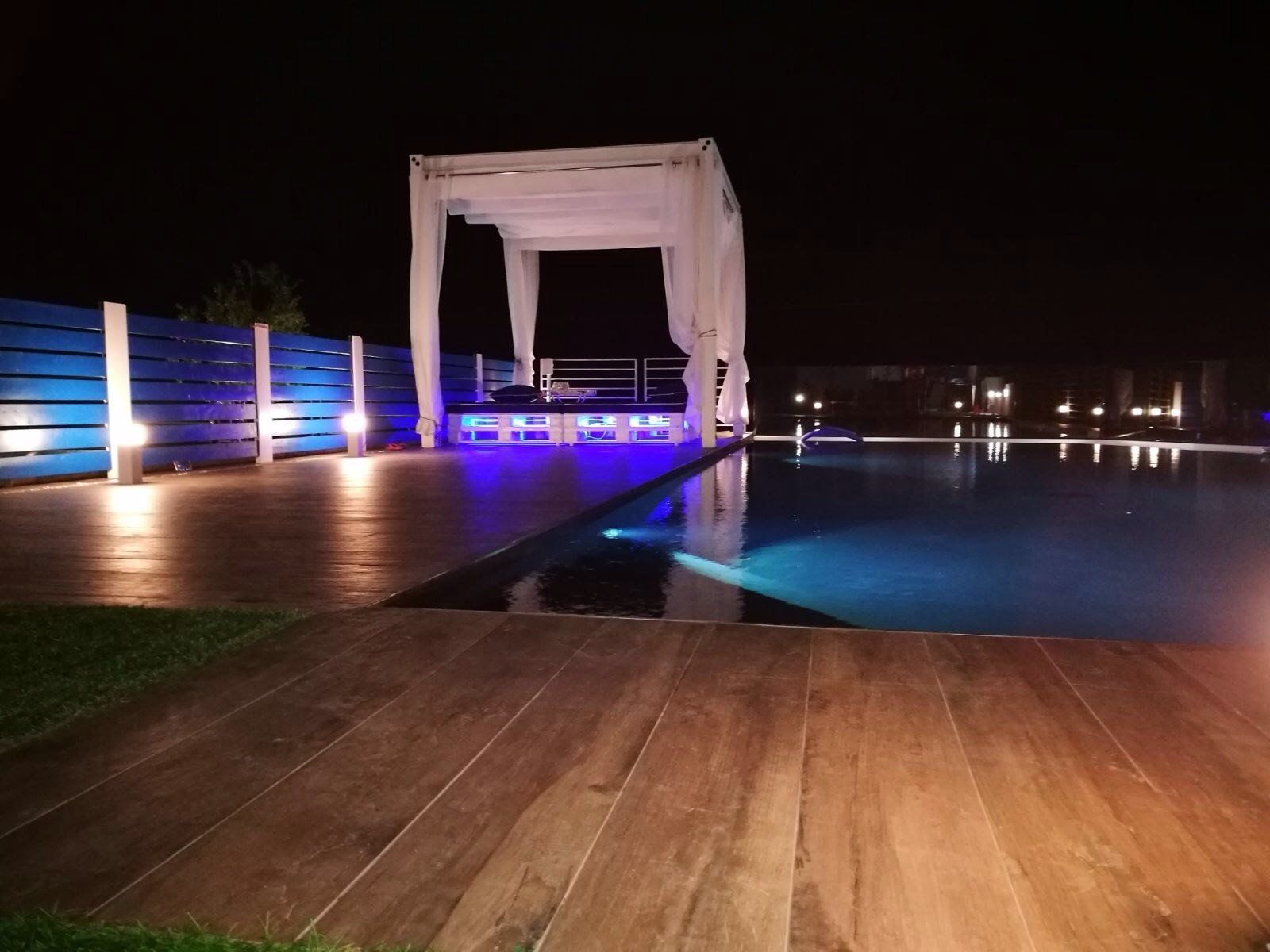 piscina con struttura in legno