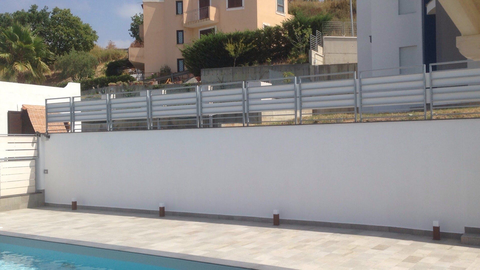 ringhiera nei pressi della piscina in muratura