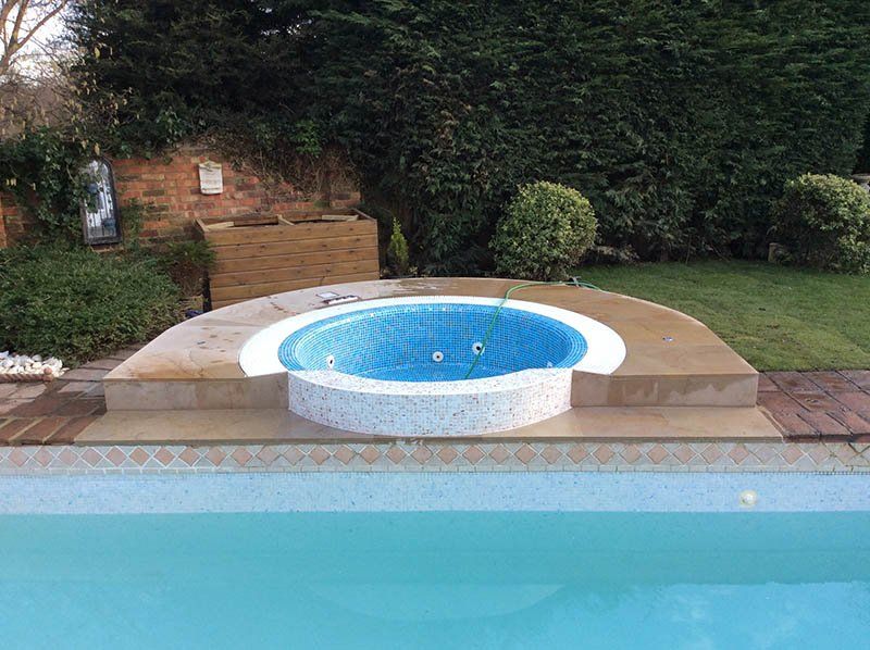 round swimming pool