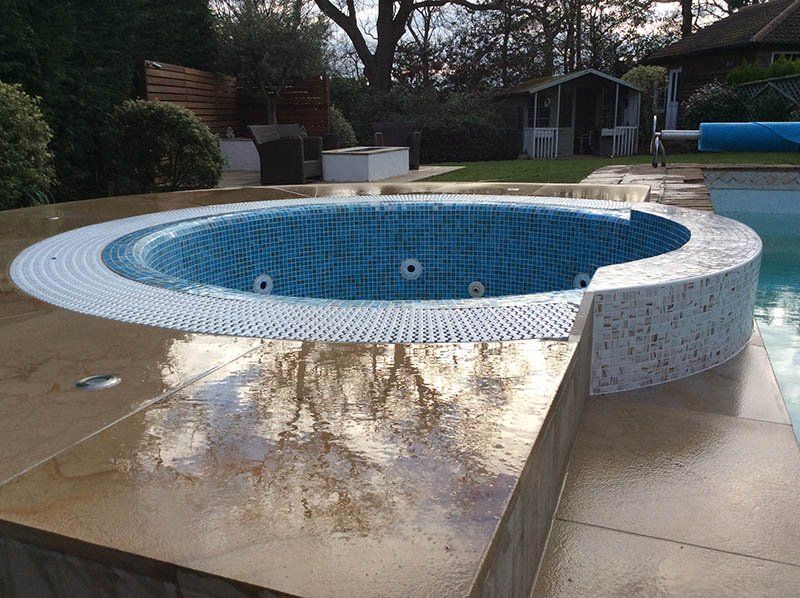 round swimming pool