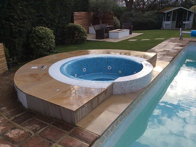 round swimming pool