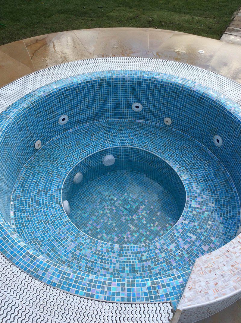 round swimming pool