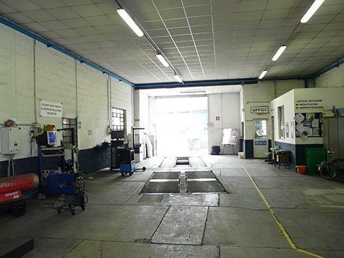 l'officina all'interno