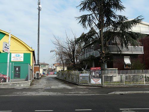 due edifici e in mezzo un veicolo