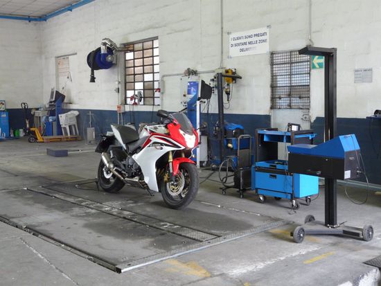 una moto che si trova prsso il centro di revisioni