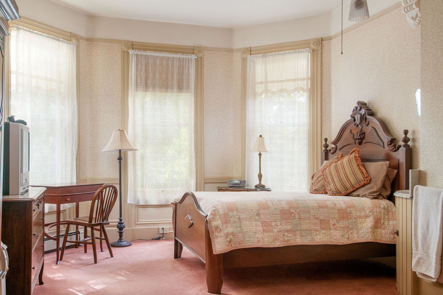 Weekly Lodging at Hinds House Santa Cruz