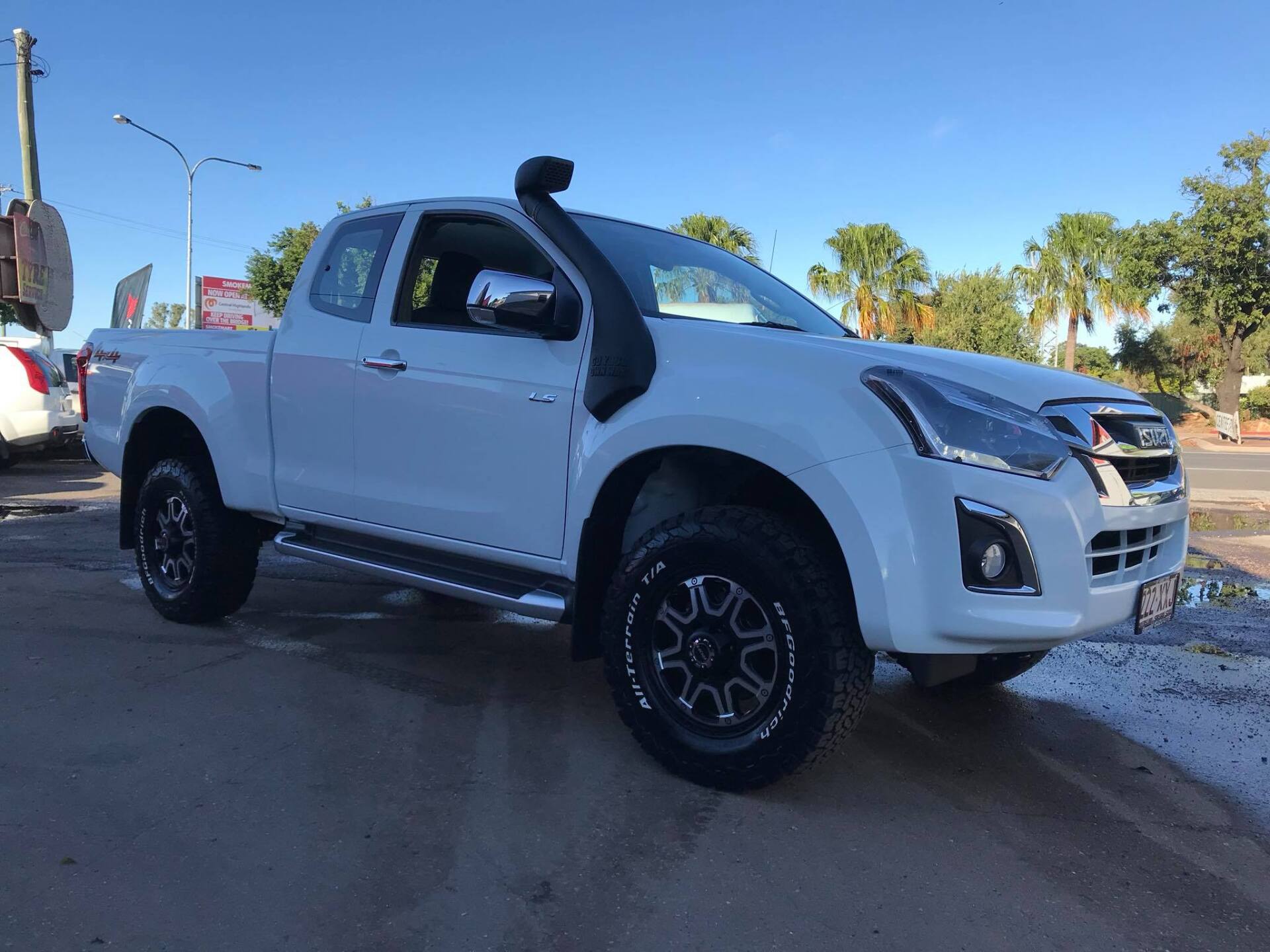 White Pick-up - Tyre Service In Emerald