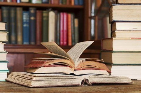 Libri su scrivania