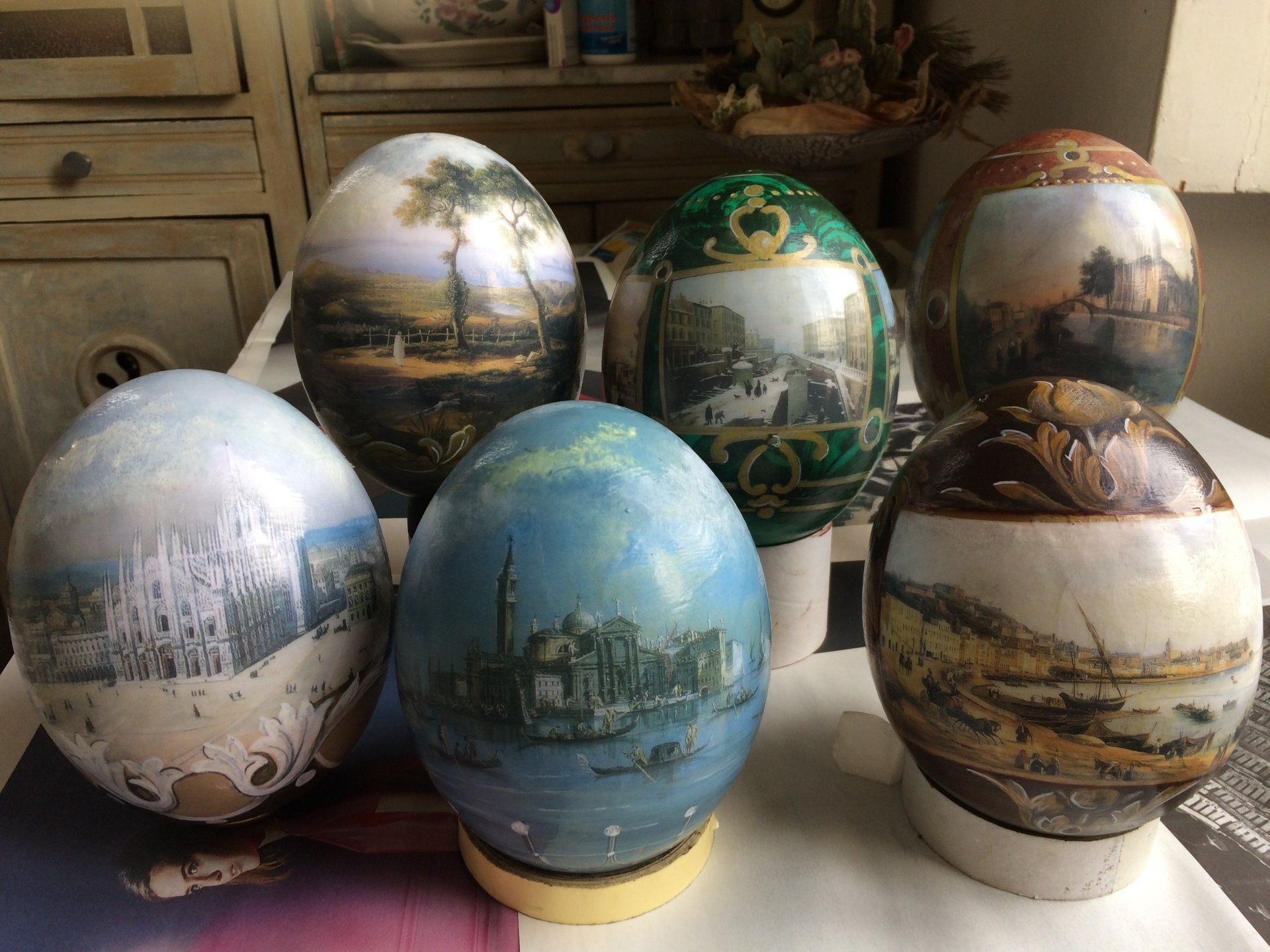 animali, cani, gatti, cavalli,  quadri, ritratti, dipinti, su misura, animali vestiti, oggetti, arredi, uova dipeinte, piatti, decorazioni, trompe, fiori, stencil, decoupage, carta, colla, matita, pennello, olio su tela , riviste, pubblicazioni, eventi, Marina Rigolone, artista, pittrice, decoratrice,