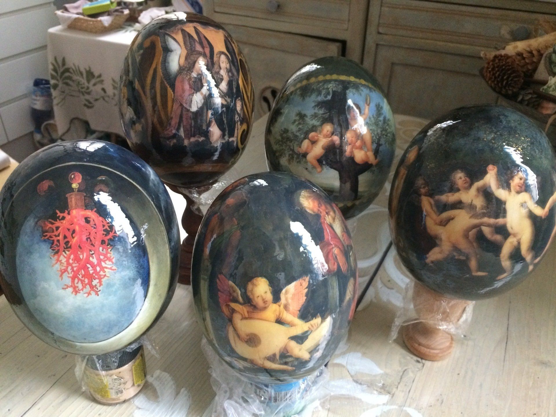 animali, cani, gatti, cavalli,  quadri, ritratti, dipinti, su misura, animali vestiti, oggetti, arredi, uova dipeinte, piatti, decorazioni, trompe, fiori, stencil, decoupage, carta, colla, matita, pennello, olio su tela , riviste, pubblicazioni, eventi, Marina Rigolone, artista, pittrice, decoratrice,