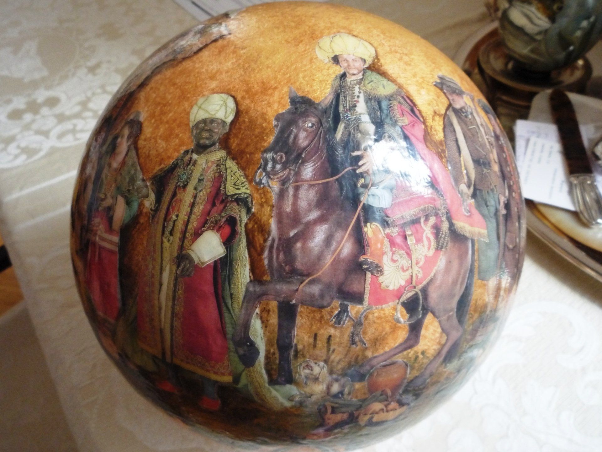 animali, cani, gatti, cavalli,  quadri, ritratti, dipinti, su misura, animali vestiti, oggetti, arredi, uova dipeinte, piatti, decorazioni, trompe, fiori, stencil, decoupage, carta, colla, matita, pennello, olio su tela , riviste, pubblicazioni, eventi, Marina Rigolone, artista, pittrice, decoratrice,