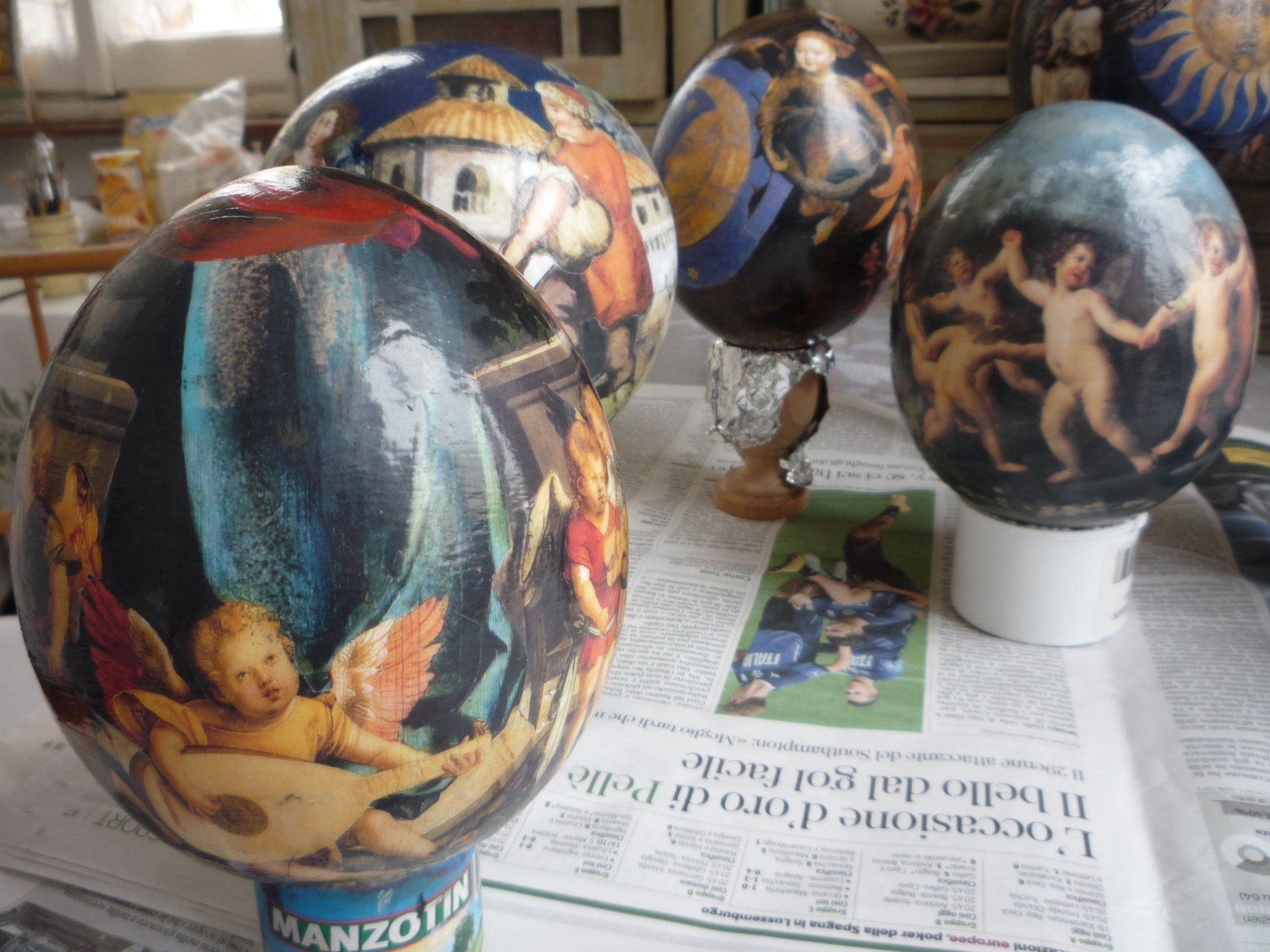 animali, cani, gatti, cavalli,  quadri, ritratti, dipinti, su misura, animali vestiti, oggetti, arredi, uova dipeinte, piatti, decorazioni, trompe, fiori, stencil, decoupage, carta, colla, matita, pennello, olio su tela , riviste, pubblicazioni, eventi, Marina Rigolone, artista, pittrice, decoratrice,