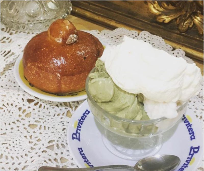 Granita servita con brioche