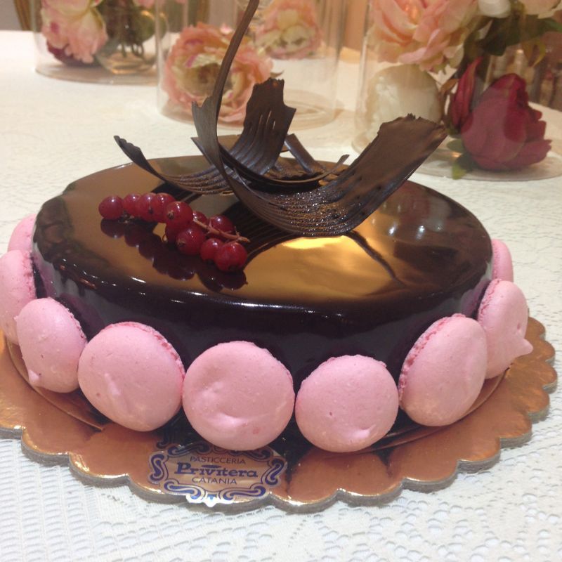 Torta con cioccolato e macaron