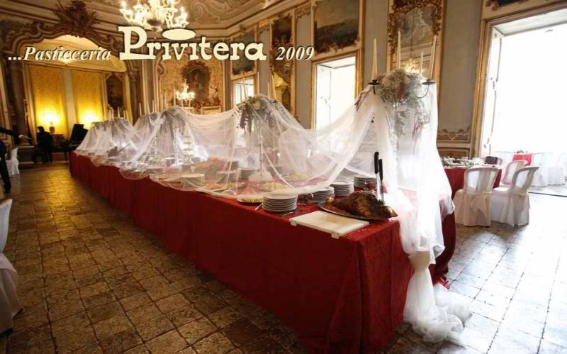 Tavoli per il buffet allestiti