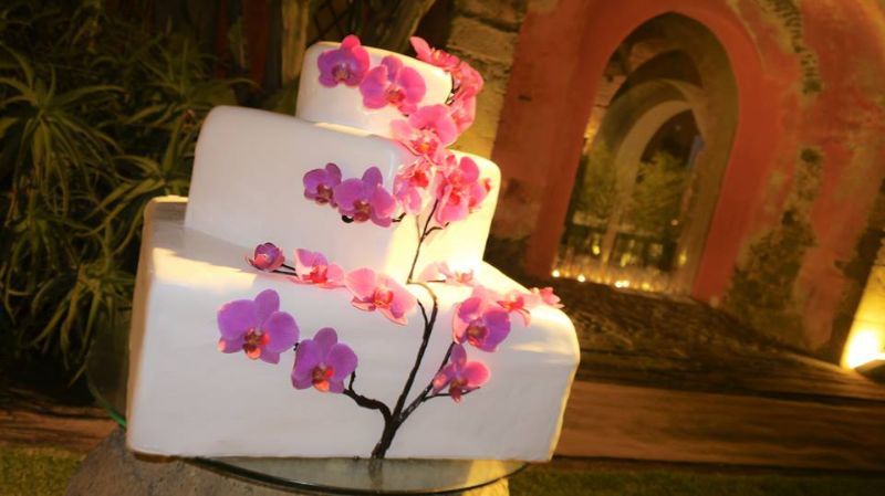 Torta a più piani con decorazione floreale