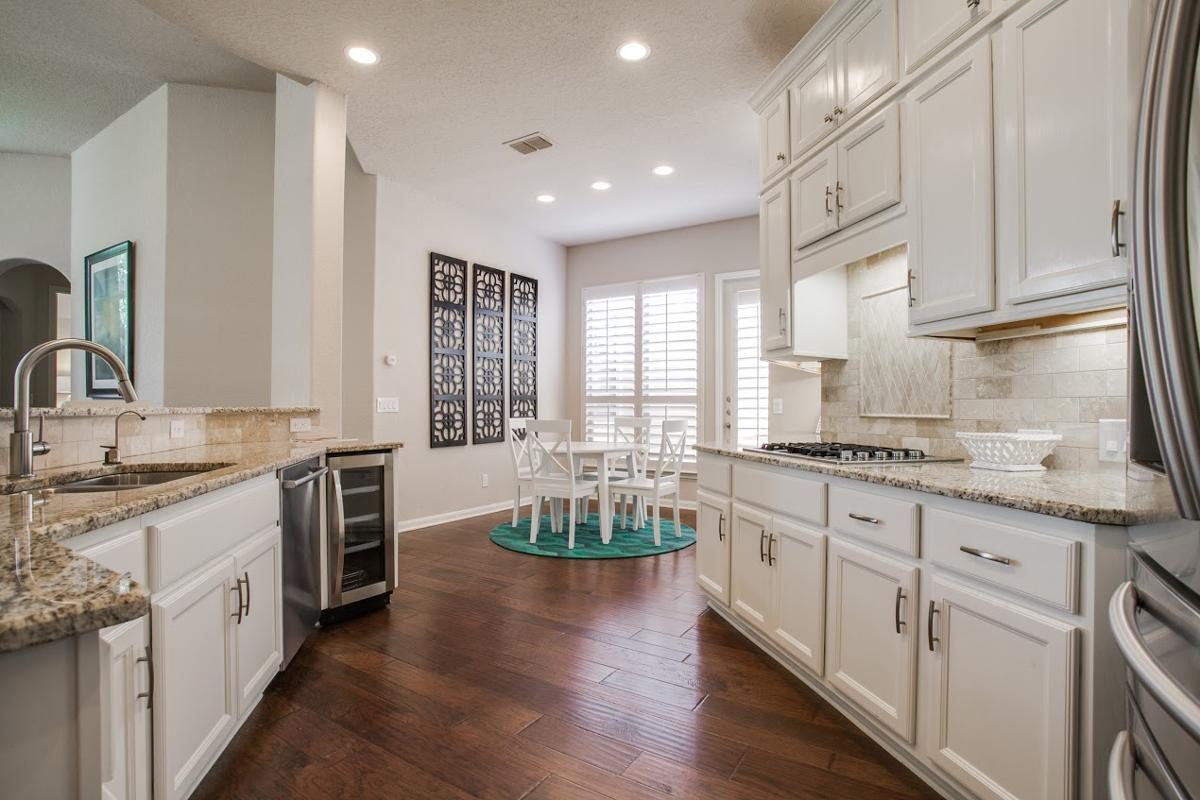 after photos of granite countertop and kitchen cabinets renovation
