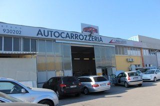 La sede dell'Autocarrozzeria Linea 2000 a Empoli