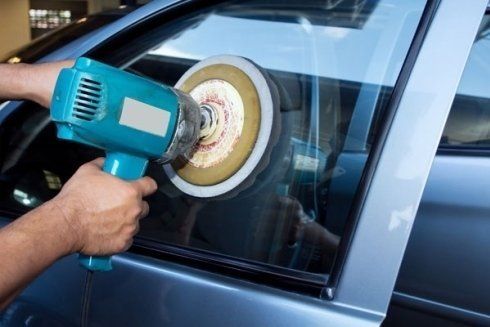 La riparazione del vetro di un'automobile