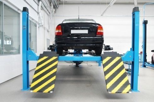 Automobile in officina per una riparazione