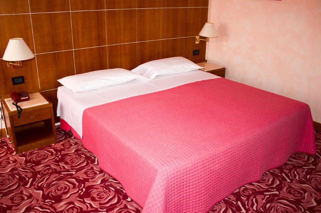 Double bed with red duvet