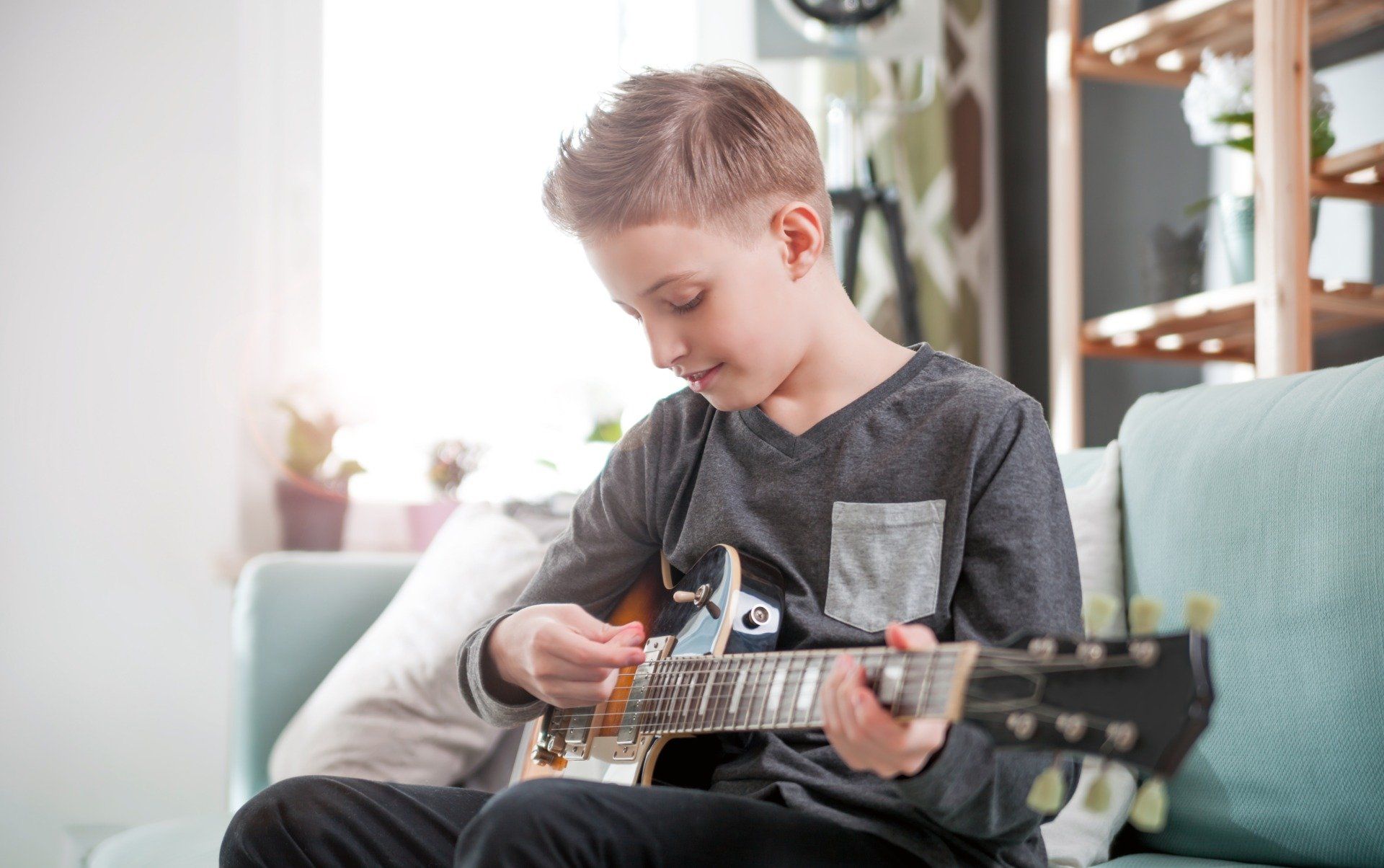 Ragazzino con chitarra