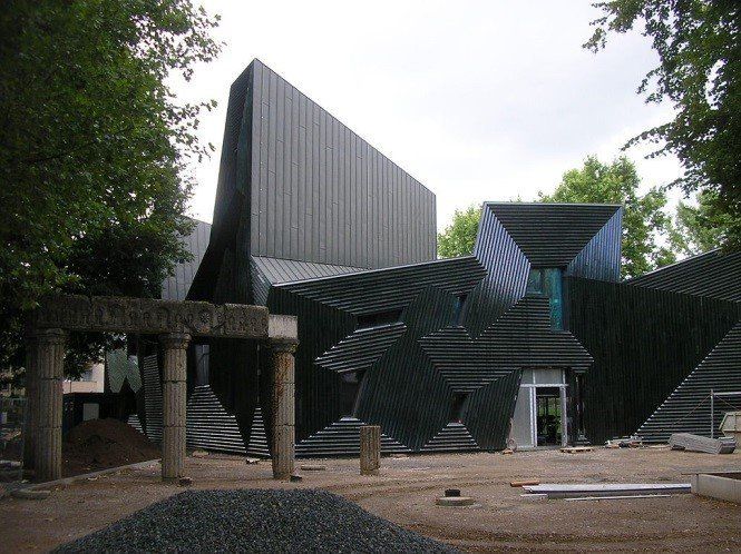 Ein großes schwarzes Gebäude mit einem pyramidenförmigen Dach