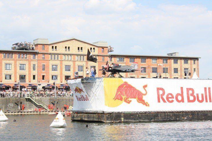 Vor einem Gebäude steht ein Red Bull-Schild
