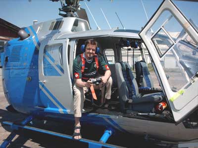 Ein Mann sitzt im Cockpit eines Hubschraubers