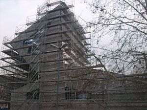 Es wird ein großes Gebäude errichtet, das von einem Gerüst umgeben ist.