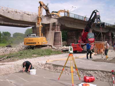 Eine Gruppe Bauarbeiter arbeitet an einer Brücke.