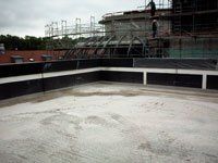 Eine Baustelle mit Gerüst und Betonboden.