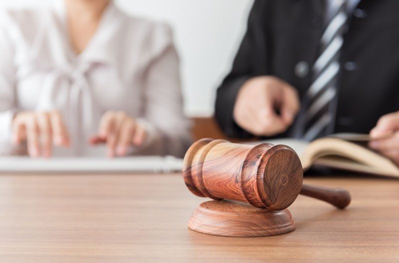 Inquadratura frontale del martelletto di un giiudice