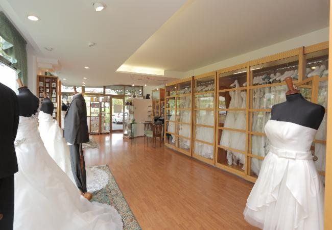atelier con servizio di sartoria per abiti da sposo e sposa