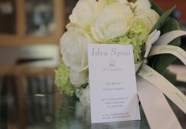 bouquet da sposa con biglietto da visita dell'atelier di sartoria