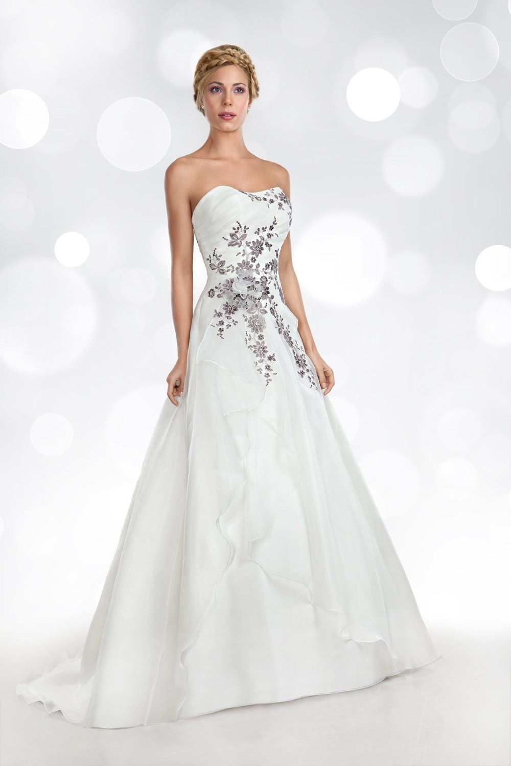 modella con abito da sposa con ricami colorati della collezione Orea Spose