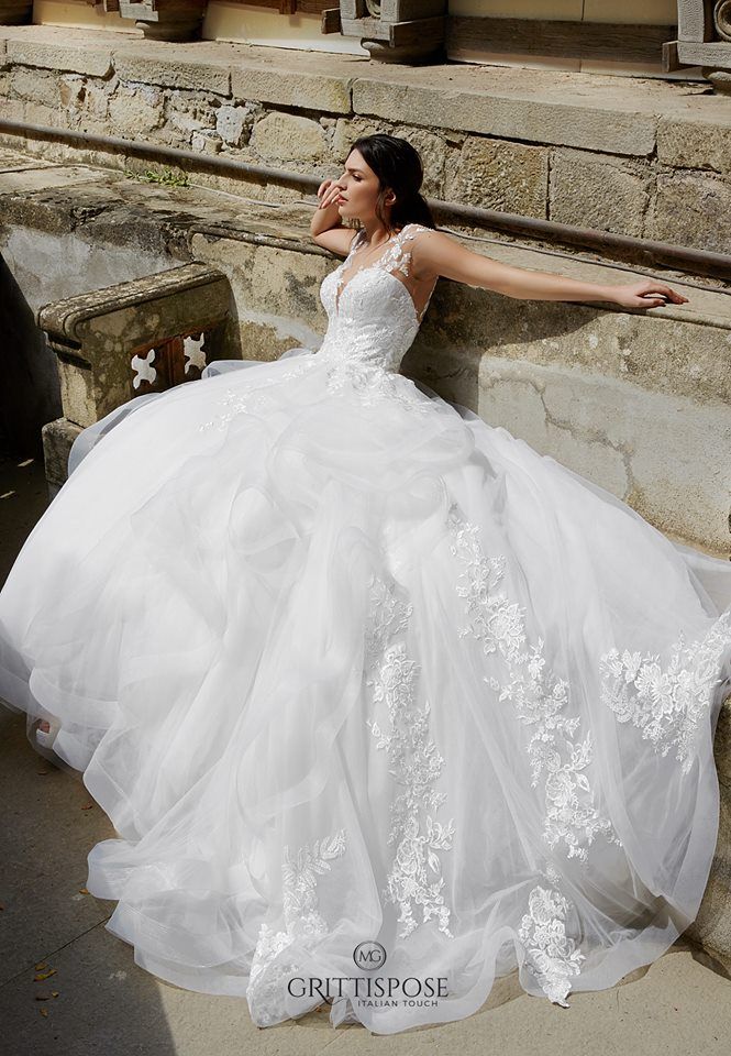 modella con abito da sposa in seta e organza con gonna ampia