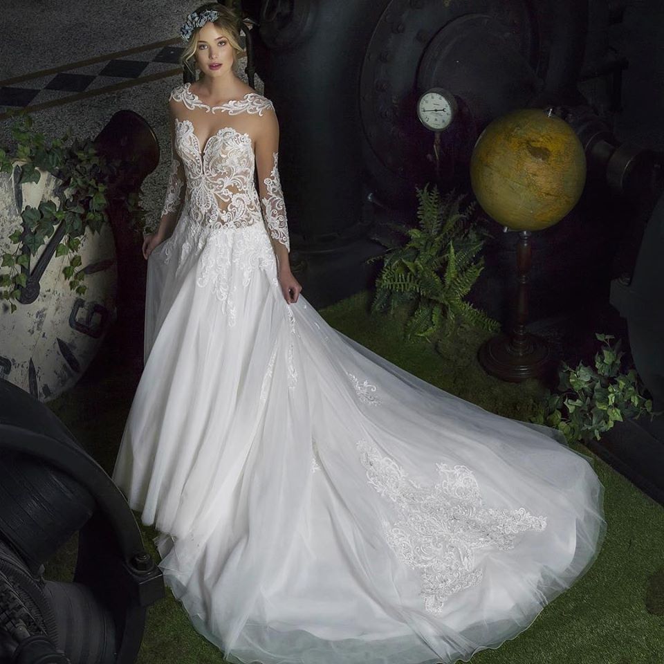 modella con abito ricamato e strascico in tulle e organza